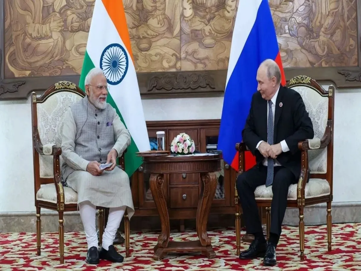 India-Russia:  पीएम मोदी और व्लादिमीर पुतिन के बीच मुलाकात, व्यापार और आर्थिक सहयोग सहित कई मुद्दों पर हुई चर्चा